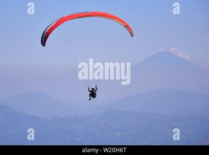 Paragliding Reise von Indonesien, die zweite Serie, war bei Kekep Hill, wonosobo, Indonesien, 28.-30. Juni 2019 statt Stockfoto