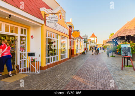 Bunte Einkaufsstraße in Swakopmund, Namibia Stockfoto