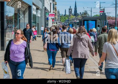 Princes Street, Edinburgh, Schottland, Großbritannien, füllte sich an einem Sommertag mit Käufern. Stockfoto