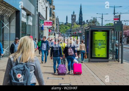 Princes Street, Edinburgh, Schottland, Großbritannien, füllte sich an einem Sommertag mit Käufern. Stockfoto