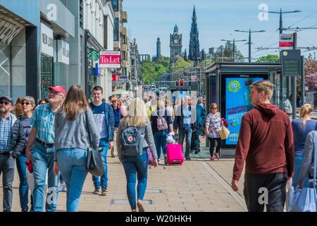 Princes Street, Edinburgh, Schottland, Großbritannien, füllte sich an einem Sommertag mit Käufern. Stockfoto