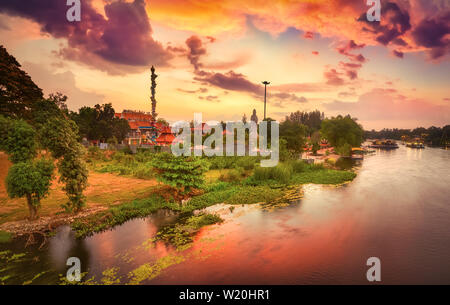 Sonnenuntergang über Kwai Fluss. Blick von der Brücke am River Kwai, Kanchanaburi, Thailand. Stockfoto