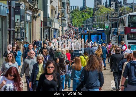 Princes Street, Edinburgh, Schottland, Großbritannien, füllte sich an einem Sommertag mit Käufern. Stockfoto