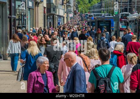 Princes Street, Edinburgh, Schottland, Großbritannien, füllte sich an einem Sommertag mit Käufern. Stockfoto