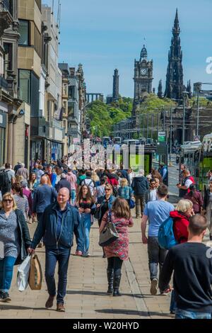 Princes Street, Edinburgh, Schottland, Großbritannien, füllte sich an einem Sommertag mit Käufern. Stockfoto