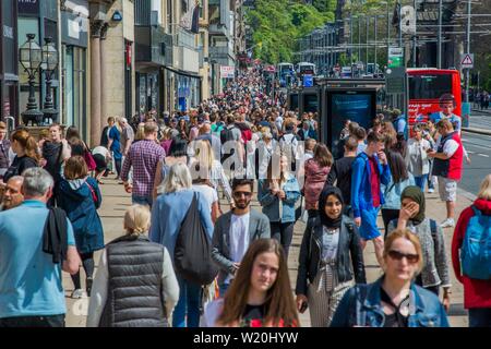 Princes Street, Edinburgh, Schottland, Großbritannien, füllte sich an einem Sommertag mit Käufern. Stockfoto