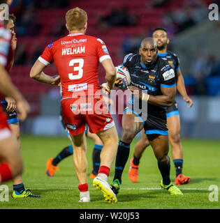 AJ Bell Stadium, Salford, UK. 4. Juli 2019. Betfred Super League Rugby, Salford der Roten Teufel gegen Huddersfield Riesen; Michael Lawrence von Huddersfield Riesen Befugnisse gegenüber Kris Welham von Salford Roten Teufel Credit: Aktion plus Sport/Alamy leben Nachrichten Stockfoto