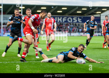 AJ Bell Stadium, Salford, UK. 4. Juli 2019. Betfred Super League Rugby, Salford der Roten Teufel gegen Huddersfield Riesen; Darnell McIntosh von Huddersfield Riesen scores versuchen Credit: Aktion plus Sport/Alamy leben Nachrichten Stockfoto