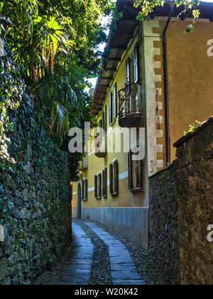 Wüst Straße mit via und Steinmauern an der Insel San Giulio am Ortasee Italien während einem Sommernachmittag Stockfoto