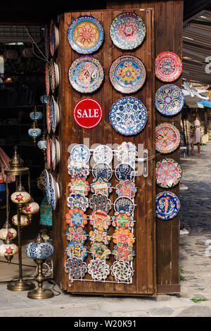 Nessebar, Bulgarien -08.15.2018: Traditionelle bulgarische Keramik Geschirr und an der Wand in der Straße Markt. Bunte Ton Souvenirs von Hand gemalt. Ware Stockfoto