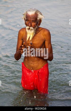 Alte indische Mann an tungabhadra Canal, Phantasialand, Karnataka, Indien Beten Stockfoto