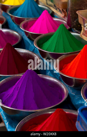 Pulverisierte Farbstoffe in verschiedenen Farben zum Verkauf an der Devaraja Market in Mysore, Karnataka, Indien angezeigt. Stockfoto