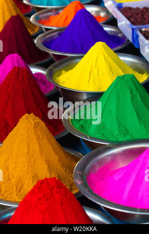 Pulverisierte Farbstoffe in verschiedenen Farben zum Verkauf an der Devaraja Market in Mysore, Karnataka, Indien angezeigt. Stockfoto