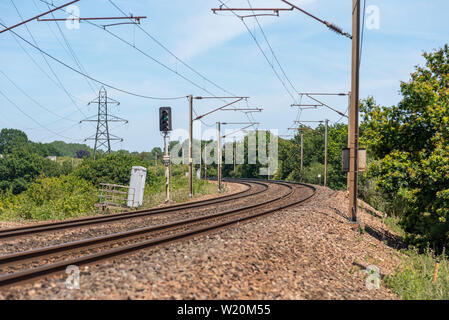 East Coast Line von mehr Anglia Railway in der Nähe von manningtree Essex, Blick nach Norden am S01 Bahnübergang rechts der Öffentlichkeit auf Zugang über die Gleise Stockfoto