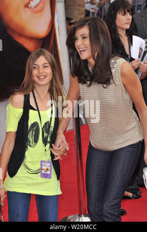 LOS ANGELES, Ca. April 02, 2009: Teri Hatcher bei der Weltpremiere von "Hannah Montana: Der Film" am El Capitan Theatre, Hollywood. © 2009 Paul Smith/Featureflash Stockfoto