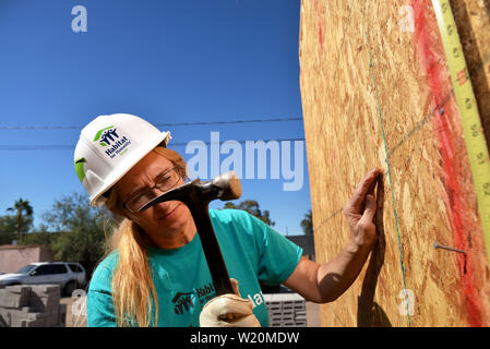 Eine zukünftige Eigenheimbesitzer arbeitet auf dem Amphi Baustelle für Lebensraum für Menschlichkeit, Tucson, Arizona, USA. Stockfoto