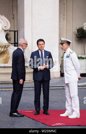 Giuseppe Conte, Ministerpräsident Italiens, wartet für Wladimir Putin, Russlands Präsident, im Vorfeld ihres Treffens im Chigi Palast in Rom, Italien zu gelangen Stockfoto