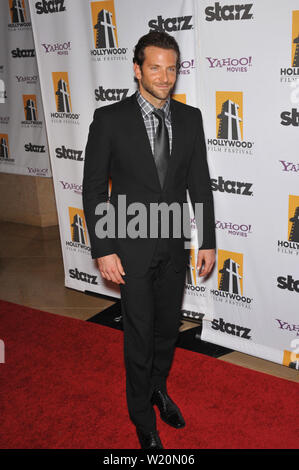 LOS ANGELES, Ca. Oktober 26, 2009: Bradley Cooper auf der 13. jährlichen Hollywood Awards, von der Hollywood Film Festival präsentiert, im Beverly Hilton Hotel. © 2009 Paul Smith/Featureflash Stockfoto