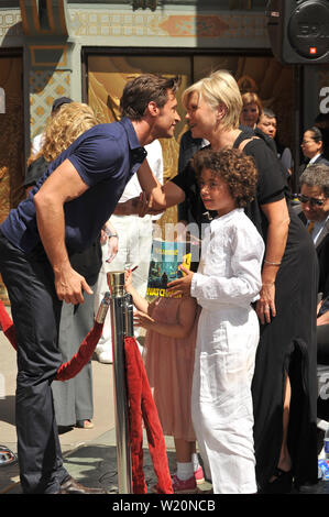 LOS ANGELES, Ca. April 21, 2009: Hugh Jackman & Frau Deborra-Lee Furness & Kinder Oscar & Ava an Hand- und Fußabdruck Zeremonie am Grauman's Chinese Theater, Hollywood. Jackman's neuesten Film "X-Men Origins: Wolverine' öffnet am 1. Mai. © 2009 Paul Smith/Featureflash Stockfoto