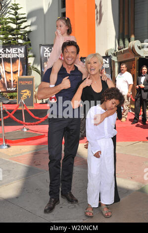 LOS ANGELES, Ca. April 21, 2009: Hugh Jackman & Frau Deborra-Lee Furness & Kinder Oscar & Ava an Hand- und Fußabdruck Zeremonie am Grauman's Chinese Theater, Hollywood. Jackman's neuesten Film "X-Men Origins: Wolverine' öffnet am 1. Mai. © 2009 Paul Smith/Featureflash Stockfoto