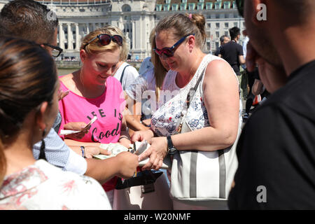 London, Großbritannien. 4. Juli 2019. Dieses gut organisierte Gruppe (einer von vielen) per Handy für jede polizeiliche Präsenz aufmerksam zu machen, diese Touristen locken mit Bargeld zu Teil das Glücksspiel Spiel zu spielen", wo der Ball ist?', fast ziehen das Geld aus der Geldbörse die beiden Damen" gekoppelt. Der Verlust der Wer läuft in einem hundert oder mehr Pfund, Dollar oder Euro. Diese beiden amerikanischen Frauen Touristen verloren 150 $. Jede Währung ist willkommen. Credit: Joe Kuis/Alamy Nachrichten Stockfoto