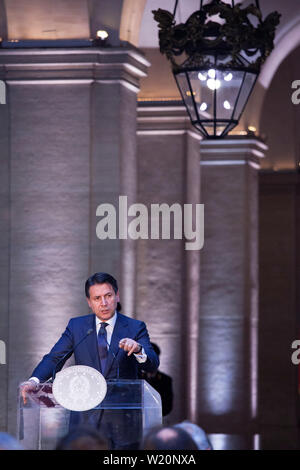 Der italienische Ministerpräsident Giuseppe Conte während einer Pressekonferenz nach dem Treffen im Palazzo Chigi Stockfoto