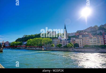 Ein Blick auf Lyon, Frankreich entlang der Saône River am Nachmittag. Stockfoto