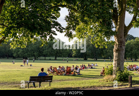 Leute genießen Sommer auf Wandswoth gemeinsame London UK Stockfoto