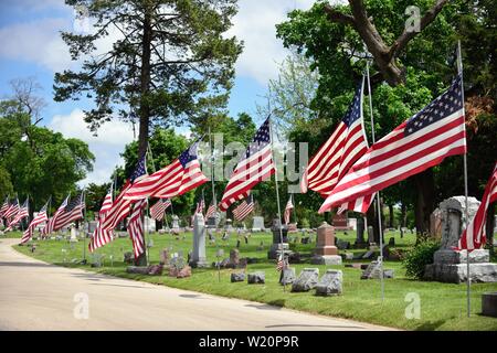 Elgin, Illinois, USA. Amerikanische Fahnen Linie Straßen auf einem Friedhof. Die Flags werden auf dem Display während der Urlaubszeit wie Memorial Day und Independenc Stockfoto