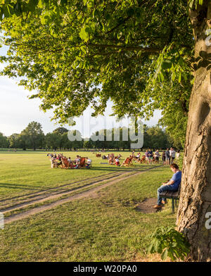 Leute genießen Sommer auf Wandswoth gemeinsame London UK Stockfoto