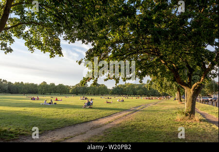 Leute genießen Sommer auf Wandswoth gemeinsame London UK Stockfoto