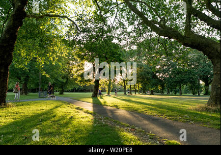 Leute genießen Sommer auf Wandswoth gemeinsame London UK Stockfoto