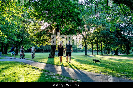 Leute genießen Sommer auf Wandswoth gemeinsame London UK Stockfoto