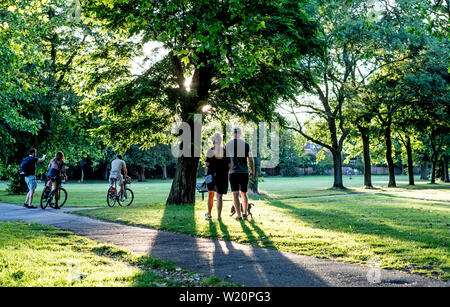 Leute genießen Sommer auf Wandswoth gemeinsame London UK Stockfoto