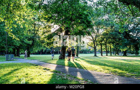 Leute genießen Sommer auf Wandswoth gemeinsame London UK Stockfoto