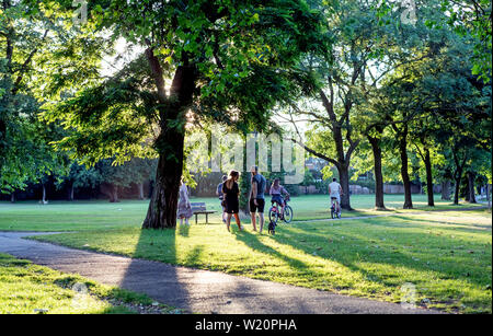 Leute genießen Sommer auf Wandswoth gemeinsame London UK Stockfoto