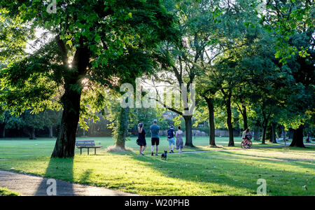 Leute genießen Sommer auf Wandswoth gemeinsame London UK Stockfoto