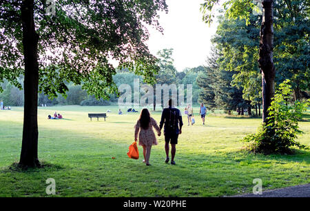 Leute genießen Sommer auf Wandswoth gemeinsame London UK Stockfoto