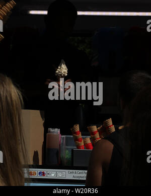 London, Großbritannien. 4. Juli 2019. Menschen mit einem warmen Tag in London mit Eiscreme. Credit: Joe Kuis/Alamy Nachrichten Stockfoto