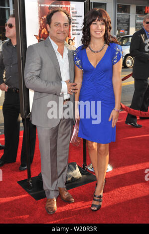 LOS ANGELES, Ca. 11. August 2009: Kevin Pollak & Datum am Los Angeles Premiere von "Inglourious Basterds" am Grauman Chinese Theater, Hollywood. © 2009 Paul Smith/Featureflash Stockfoto