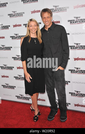 LOS ANGELES, Ca. August 10, 2009: Tony Hawk&Datum am Los Angeles Premiere von "Inglourious Basterds" am Grauman Chinese Theater, Hollywood. © 2009 Paul Smith/Featureflash Stockfoto