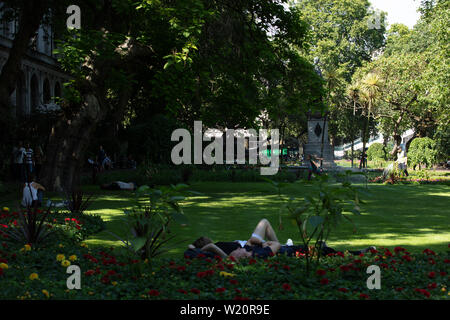 London, Großbritannien. 4. Juli 2019. Touristen und Einheimische, die das Londoner genießen Sie einen warmen Tag in Victoria Embankment Gardens, London, entlang der Themse. Credit: Joe Kuis/Alamy Nachrichten Stockfoto