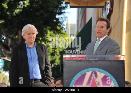 LOS ANGELES, Ca. Dezember 18, 2009: Regisseur James Cameron mit Kalifornien Gouverneur Arnold Schwarzenegger auf dem Hollywood Boulevard, wo Cameron mit der 2,396 th Stern auf dem Hollywood Walk of Fame geehrt wurde. © 2009 Paul Smith/Featureflash Stockfoto