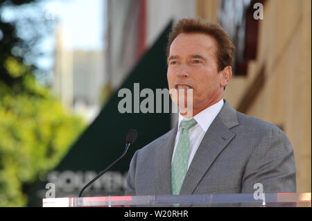LOS ANGELES, Ca. Dezember 18, 2009: der Gouverneur von Kalifornien, Arnold Schwarzenegger, auf dem Hollywood Boulevard, wo Regisseur James Cameron mit dem 2,396 th Stern auf dem Hollywood Walk of Fame geehrt wurde. © 2009 Paul Smith/Featureflash Stockfoto
