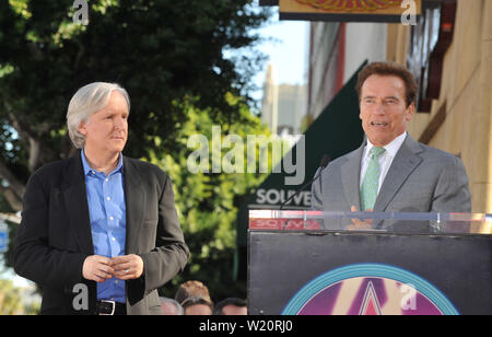 LOS ANGELES, Ca. Dezember 18, 2009: Regisseur James Cameron mit Kalifornien Gouverneur Arnold Schwarzenegger auf dem Hollywood Boulevard, wo Cameron mit der 2,396 th Stern auf dem Hollywood Walk of Fame geehrt wurde. © 2009 Paul Smith/Featureflash Stockfoto