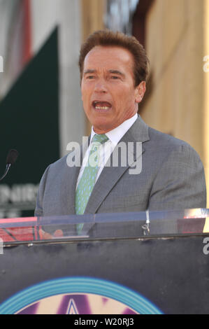 LOS ANGELES, Ca. Dezember 18, 2009: der Gouverneur von Kalifornien, Arnold Schwarzenegger, auf dem Hollywood Boulevard, wo Regisseur James Cameron mit dem 2,396 th Stern auf dem Hollywood Walk of Fame geehrt wurde. © 2009 Paul Smith/Featureflash Stockfoto