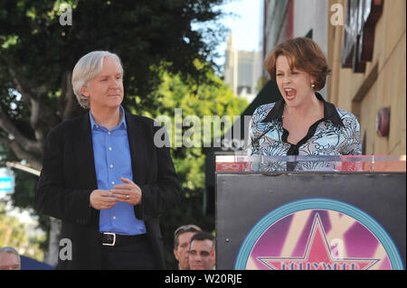 LOS ANGELES, Ca. Dezember 18, 2009: Regisseur James Cameron mit Schauspielerin Sigourney Weaver auf dem Hollywood Boulevard, wo Cameron mit der 2,396 th Stern auf dem Hollywood Walk of Fame geehrt wurde. © 2009 Paul Smith/Featureflash Stockfoto