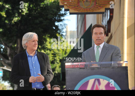 LOS ANGELES, Ca. Dezember 18, 2009: Regisseur James Cameron mit Kalifornien Gouverneur Arnold Schwarzenegger auf dem Hollywood Boulevard, wo Cameron mit der 2,396 th Stern auf dem Hollywood Walk of Fame geehrt wurde. © 2009 Paul Smith/Featureflash Stockfoto