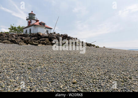 Alki Point Lighthouse während eines ungewöhnlich niedrigen Tide am Donnerstag, Juli 4, 2019 in Seattle, Washington. Gezeiten erreicht den niedrigsten Gezeiten des Jahres bei -3,4 Füße am Mittwoch und Donnerstag. Stockfoto