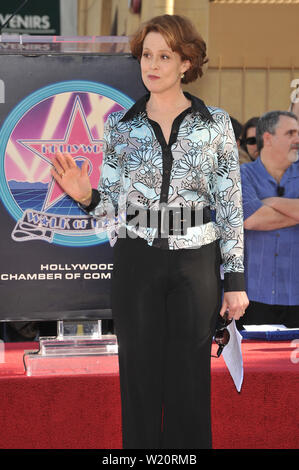 LOS ANGELES, Ca. Dezember 18, 2009: Sigourney Weaver auf dem Hollywood Boulevard, wo Regisseur James Cameron mit dem 2,396 th Stern auf dem Hollywood Walk of Fame geehrt wurde. © 2009 Paul Smith/Featureflash Stockfoto